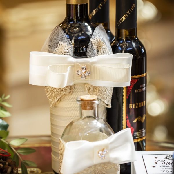 Луксозно украсено вино за кръщене